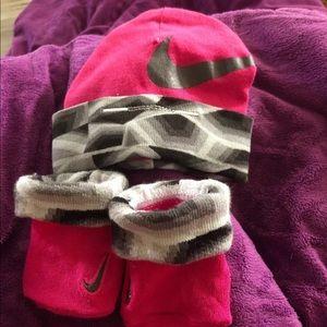 Jordan baby hate and booties set for 0-6months